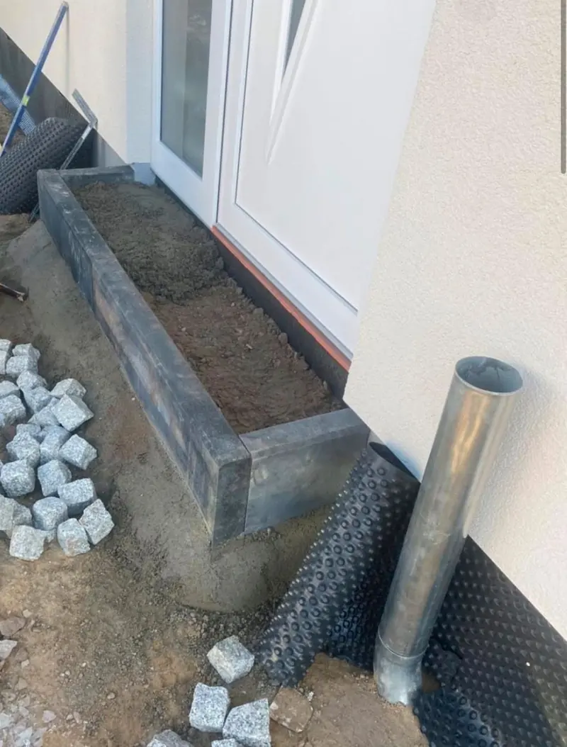 Einfassung im Bau, Granitsteine liegen zum Setzen bereit
