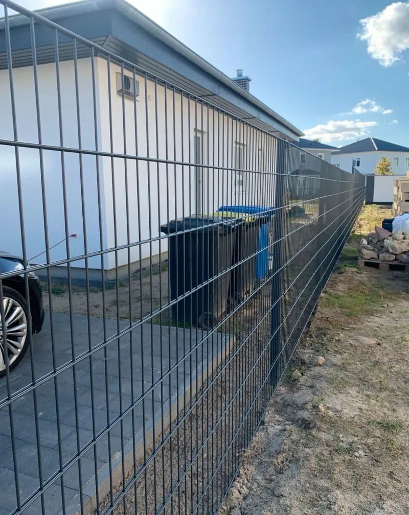 Doppelstabmattenzaun in Anthrazit entlang eines Bungalows