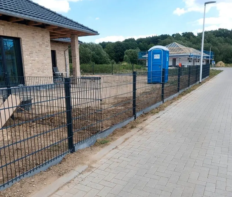Neuer Doppelstabmattenzaun an einem Grundstück im Neubaugebiet
